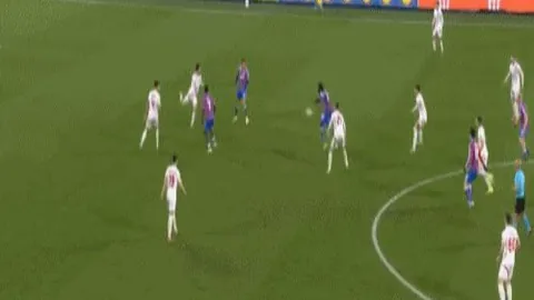 布克战雄鹿后表现低迷，场均得分12分，投篮命中率29.6%，三分球命中率8.3%。